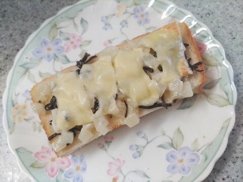 たくあんと塩こんぶマヨ和え乗せチーズトースト